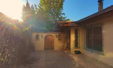 Amplia casa con hermosos jardines