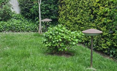 Amplia casa con hermosos jardines