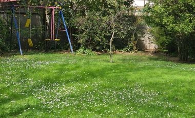 Amplia casa con hermosos jardines