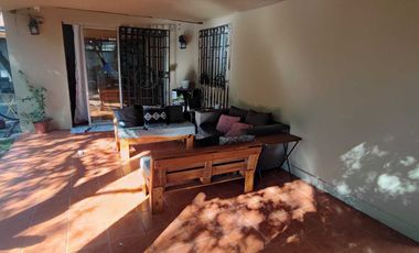 Amplia casa con hermosos jardines