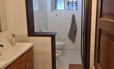 Amplia casa con hermosos jardines