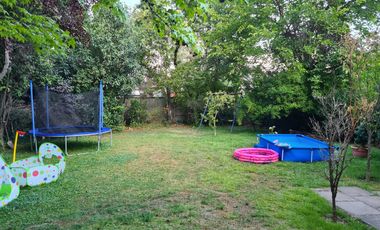 Amplia casa con hermosos jardines