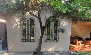 Amplia casa con hermosos jardines