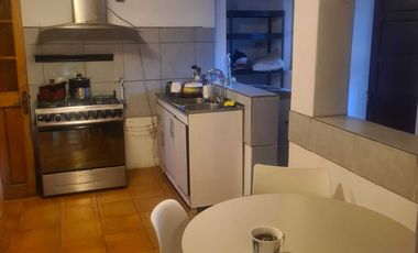 Amplia casa con hermosos jardines