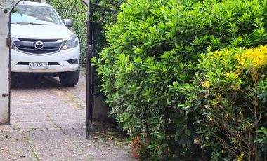 Amplia casa con hermosos jardines