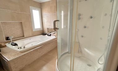 excelente Propiedad con Piscina a la Venta en Fincas de Iraola