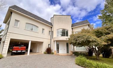 excelente Propiedad con Piscina a la Venta en Fincas de Iraola