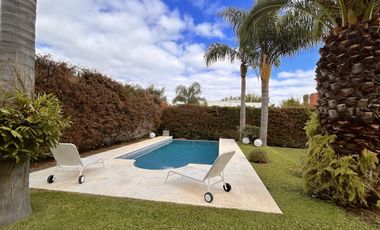 excelente Propiedad con Piscina a la Venta en Fincas de Iraola