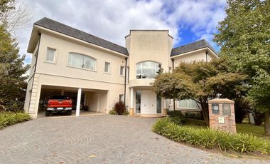 excelente Propiedad con Piscina a la Venta en Fincas de Iraola