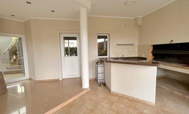 excelente Propiedad con Piscina a la Venta en Fincas de Iraola