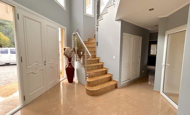 excelente Propiedad con Piscina a la Venta en Fincas de Iraola