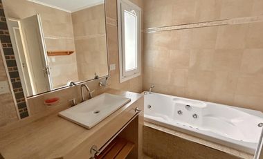 excelente Propiedad con Piscina a la Venta en Fincas de Iraola