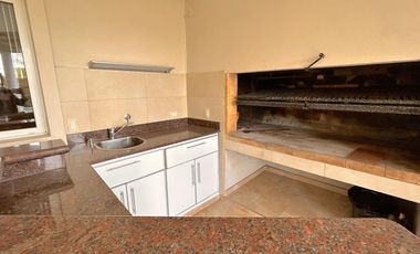 excelente Propiedad con Piscina a la Venta en Fincas de Iraola