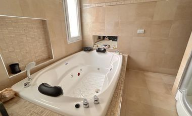 excelente Propiedad con Piscina a la Venta en Fincas de Iraola