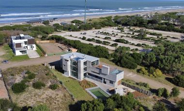 En Venta Casa a Metros de la Playa de Costa Esmeralda Pinamar