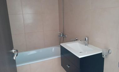 4 ambientes    2 cocheras .Excelente funcionalidad, estar y suite con balcón corrido a laguna.