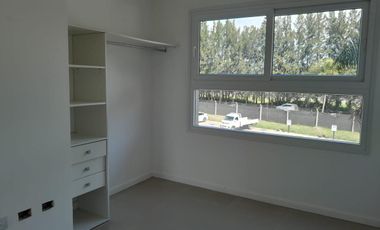 4 ambientes    2 cocheras .Excelente funcionalidad, estar y suite con balcón corrido a laguna.