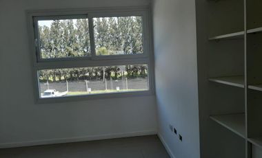 4 ambientes    2 cocheras .Excelente funcionalidad, estar y suite con balcón corrido a laguna.