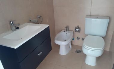 4 ambientes    2 cocheras .Excelente funcionalidad, estar y suite con balcón corrido a laguna.