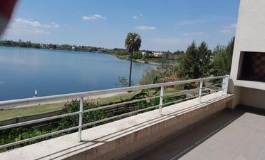 4 ambientes    2 cocheras .Excelente funcionalidad, estar y suite con balcón corrido a laguna.