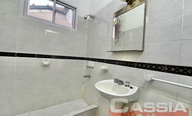 MUY BUEN PH EN PLANTA BAJA CON 3 DORMITORIOS, COCINA, TERRAZA Y COCHERA, UN BAÑO Y LAVADERO