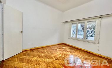 MUY BUEN PH EN PLANTA BAJA CON 3 DORMITORIOS, COCINA, TERRAZA Y COCHERA, UN BAÑO Y LAVADERO