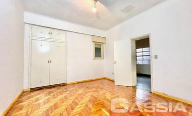 MUY BUEN PH EN PLANTA BAJA CON 3 DORMITORIOS, COCINA, TERRAZA Y COCHERA, UN BAÑO Y LAVADERO