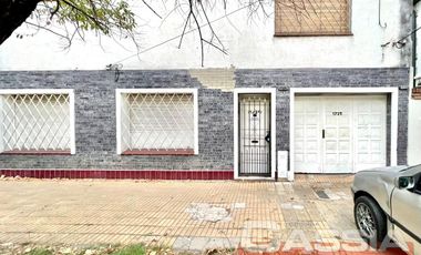 MUY BUEN PH EN PLANTA BAJA CON 3 DORMITORIOS, COCINA, TERRAZA Y COCHERA, UN BAÑO Y LAVADERO