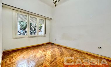 MUY BUEN PH EN PLANTA BAJA CON 3 DORMITORIOS, COCINA, TERRAZA Y COCHERA, UN BAÑO Y LAVADERO