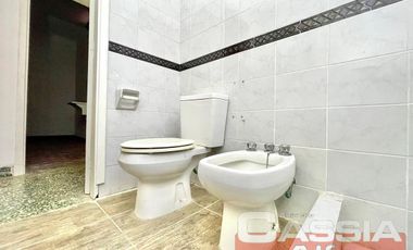 MUY BUEN PH EN PLANTA BAJA CON 3 DORMITORIOS, COCINA, TERRAZA Y COCHERA, UN BAÑO Y LAVADERO