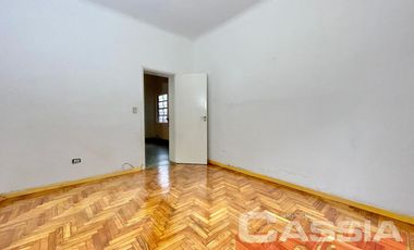 MUY BUEN PH EN PLANTA BAJA CON 3 DORMITORIOS, COCINA, TERRAZA Y COCHERA, UN BAÑO Y LAVADERO