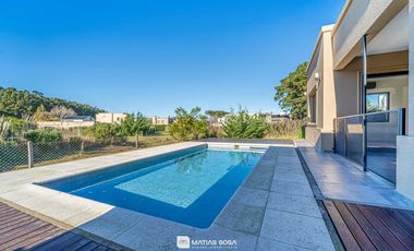 Venta - Casa 4 ambientes con pileta y parrilla - Rúmenco 