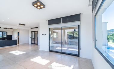 Venta - Casa 4 ambientes con pileta y parrilla - Rúmenco 