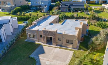 Venta - Casa 4 ambientes con pileta y parrilla - Rúmenco 