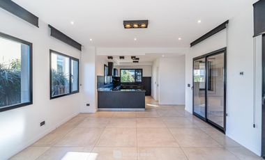 Venta - Casa 4 ambientes con pileta y parrilla - Rúmenco 