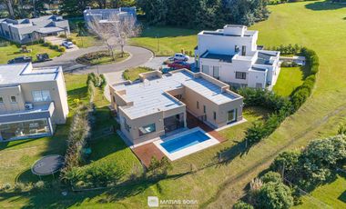 Venta - Casa 4 ambientes con pileta y parrilla - Rúmenco 