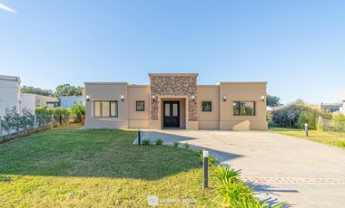 Venta - Casa 4 ambientes con pileta y parrilla - Rúmenco 