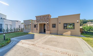 Venta - Casa 4 ambientes con pileta y parrilla - Rúmenco 