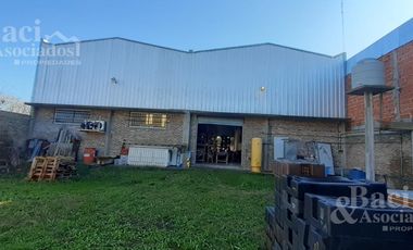 Excelente Galpón con lote lindero