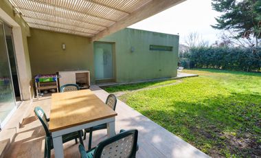 Casa en  Venta en Barrio privado en La Plata