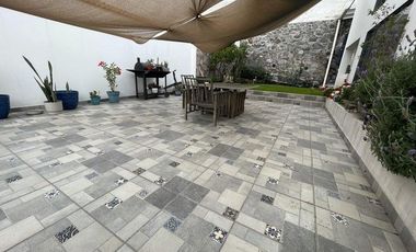 Casa en Venta en Calle De Los Patos, Las Alamedas RU 25-733.