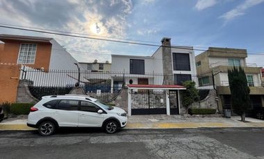 Casa en Venta en Calle De Los Patos, Las Alamedas RU 25-733.