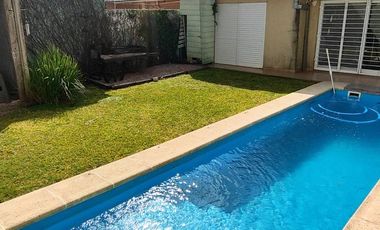 CASA EN VENTA EN EXCELENTE ESTADO CON PILETA APTA CREDITO