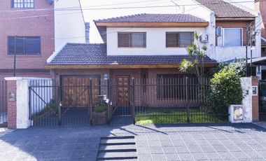 VENTA CASA 5 AMBIENTES EN VILLA ADELINA