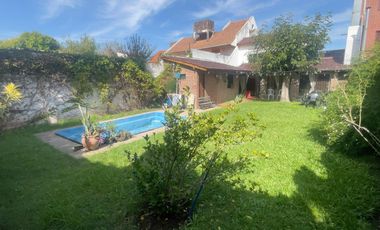 VENTA CASA 5 AMBIENTES EN VILLA ADELINA