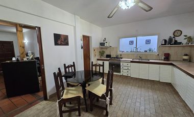 VENTA CASA 5 AMBIENTES EN VILLA ADELINA