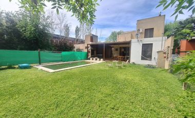 Casa en venta de tres dormitorios en Villa Elisa