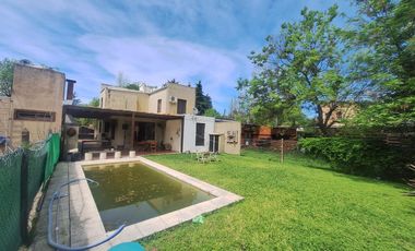Casa en venta de tres dormitorios en Villa Elisa