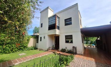 Casa en venta de tres dormitorios en Villa Elisa