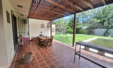 Casa en venta de tres dormitorios en Villa Elisa